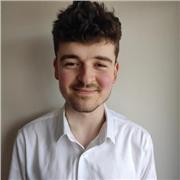 Jeune étudiant, futur professeur, très bon en anglais qui essaie d'aider les autres à obtenir un meilleur niveau, parce que l'anglais c'est pas facile pour tout le monde bien que ce soit important